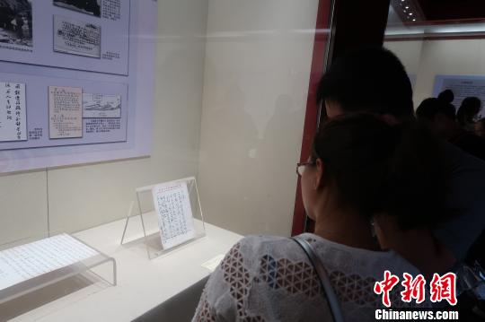 民眾零距離與近現(xiàn)代文化名人“對(duì)話”。　韓宏 攝