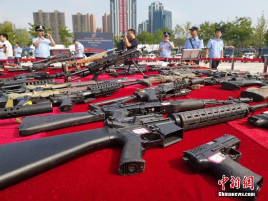 8月12日，公安部組織全國公安機關在154個城市同步開展以“銷槍爆 除禍患 保大慶 護民安”為主題的集中統(tǒng)一銷毀活動，對去年以來全國公安機關收繳和群眾主動上繳的氣槍、獵槍等10.7萬支非法槍支及一大批炸藥、雷管等爆炸物品進行集中安全銷毀，切實消除社會治安隱患。張子揚 攝