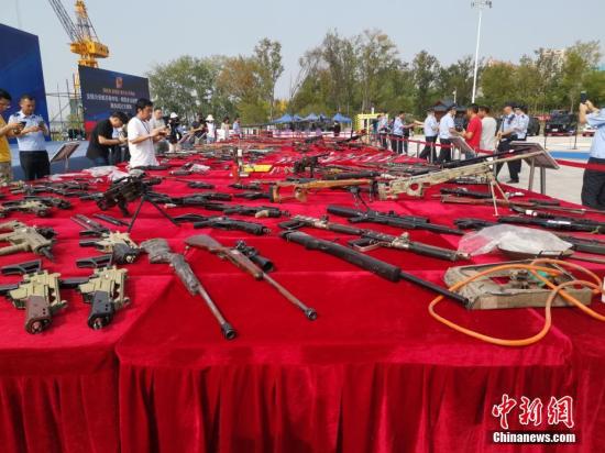 8月12日，公安部組織全國公安機關在154個城市同步開展以“銷槍爆 除禍患 保大慶 護民安”為主題的集中統(tǒng)一銷毀活動，對去年以來全國公安機關收繳和群眾主動上繳的氣槍、獵槍等10.7萬支非法槍支及一大批炸藥、雷管等爆炸物品進行集中安全銷毀，切實消除社會治安隱患。張子揚 攝
