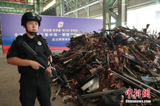 8月12日，公安部組織全國公安機關在154個城市同步開展以“銷槍爆 除禍患 保大慶 護民安”為主題的集中統(tǒng)一銷毀活動，對去年以來全國公安機關收繳和群眾主動上繳的氣槍、獵槍等10.7萬支非法槍支及一大批炸藥、雷管等爆炸物品進行集中安全銷毀，切實消除社會治安隱患。張建鑫 攝