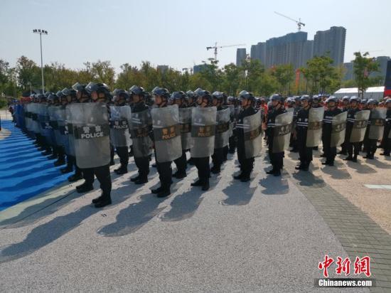 8月12日，公安部組織全國公安機關在154個城市同步開展以“銷槍爆 除禍患 保大慶 護民安”為主題的集中統(tǒng)一銷毀活動，對去年以來全國公安機關收繳和群眾主動上繳的氣槍、獵槍等10.7萬支非法槍支及一大批炸藥、雷管等爆炸物品進行集中安全銷毀，切實消除社會治安隱患。張子揚 攝