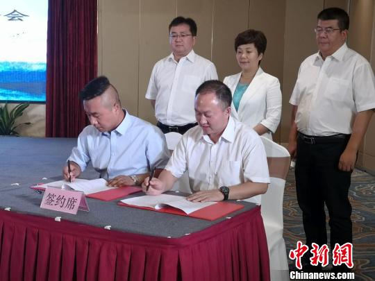 當天，廣元市還舉行了招商引資和文化旅游推介會。會上廣元市文旅集團與甘肅藍天國際旅行社簽訂戰略合作協議，將推動廣元、蘭州文化旅游目的地健康、持續、穩定發展。　杜萍 攝