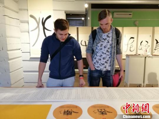 俄羅斯當地民眾在觀展。　雨花區(qū)宣傳部供圖 攝