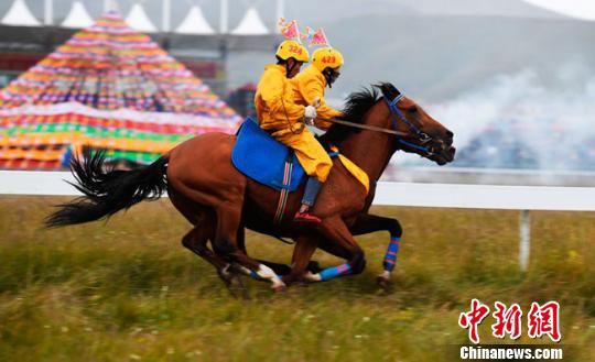 圖為賽馬選手在進行激烈的追逐。　楊艷敏 攝