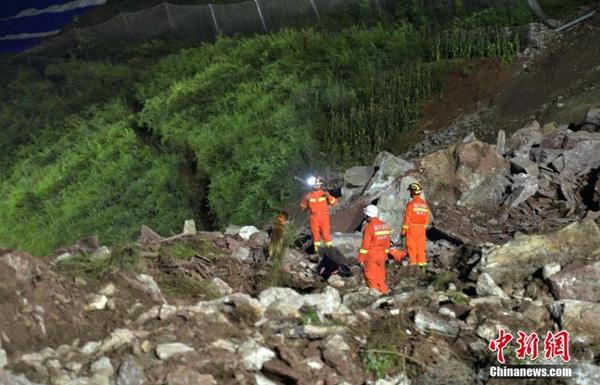 8月15日，四川甘洛，成昆鐵路埃岱站區(qū)間附近發(fā)生的山體垮塌現(xiàn)場(chǎng)，失聯(lián)人員搜救工作緊張進(jìn)行。圖為垮塌的泥石堆邊上，長(zhǎng)滿植被的山體有一條裂縫。中新社記者 劉忠俊 攝