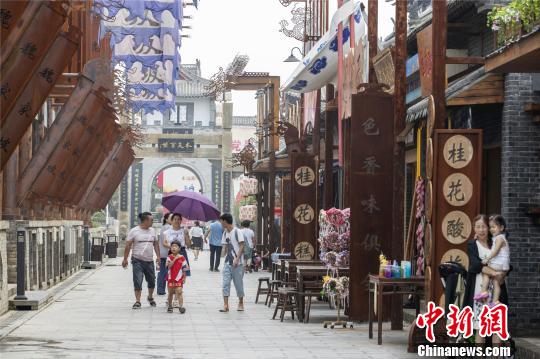 圖為精心打造的魏家坡仿古商業街。　王威 攝