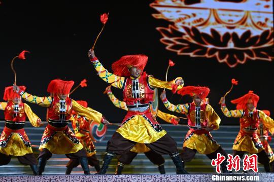 圖為開幕式晚會現場獨具藏民族特色的表演。　何蓬磊 攝