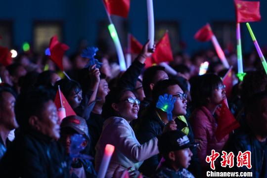 圖為當地民眾觀看演出。　何蓬磊 攝
