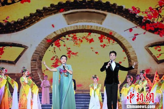 圖為開幕式晚會現場，湖北演員在表演戲曲節目。　何蓬磊 攝