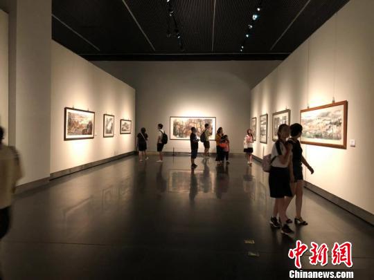 18日，“云月八千里——江明賢墨彩巡回展”在位于南京的江蘇省美術館新館開展?！≈鞎苑f 攝
