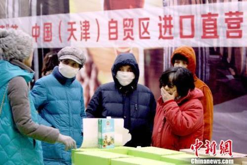 資料圖：市民咨詢選購(gòu)進(jìn)口直營(yíng)的“津貿(mào)年貨”。　張道正 攝