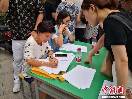 工作人員對轉移群眾逐一登記。　下宣 攝