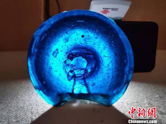 圖為發掘出土的隨葬品：與草原絲綢之路相關的玻璃器。連吉林供圖
