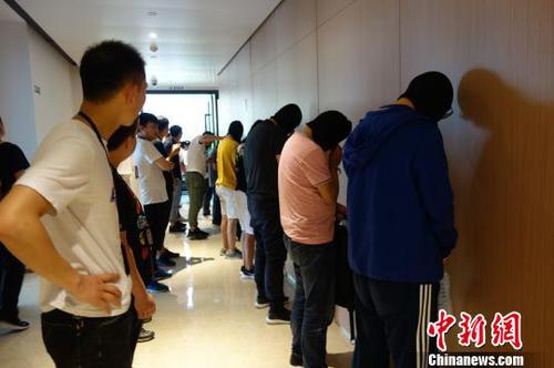 嫌疑人抓獲現(xiàn)場(chǎng)?！〖闻d公安供圖