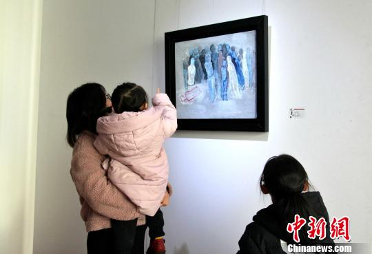 資料圖：在山東濟南開幕的“形形色色——表現(xiàn)性繪畫山東八人展”吸引市民參觀。　趙曉 攝