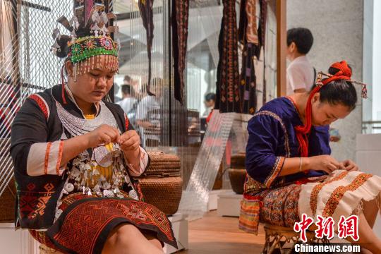 圖為海南黎族傳統(tǒng)紡織技藝展示。(資料圖) 洪堅鵬 攝