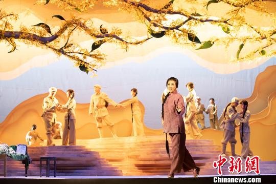 劇情：從1929到1989，從16歲到76歲，青絲變白發，陶榮的守望歷程跨越了整整六十年。六十年來，她把對繼田哥的那份長長思念與牽掛化作了手中絲線，一針一針地繡進了一雙又一雙充滿期盼的鞋墊里。終于，在一千四百四十雙時，她等到了繼田哥的消息！合肥市文化廣電新聞出版局供圖