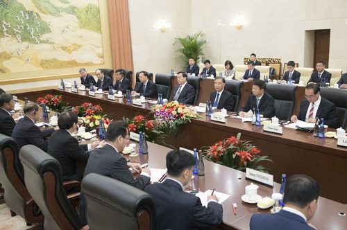 9月4日，全國政協(xié)主席汪洋在北京全國政協(xié)禮堂會見參加“凝心聚力、增進(jìn)共識——中國、朝鮮、越南、老撾統(tǒng)一戰(zhàn)線組織專題研討會”的外方代表團(tuán)。