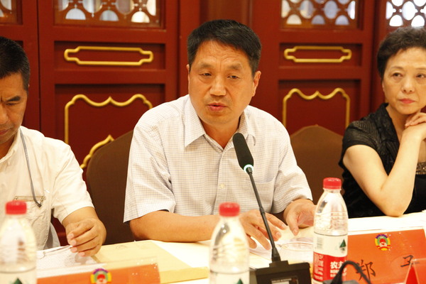 中央新影微電影部主任、作家鄭子在議政會(huì)上發(fā)言