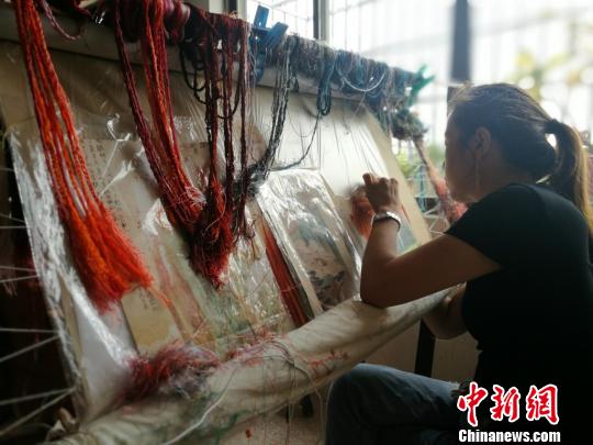曾經坐在繃架前一心刺繡不問世事的繡娘們也開始走出繡房，接觸市場。　鐘升 攝