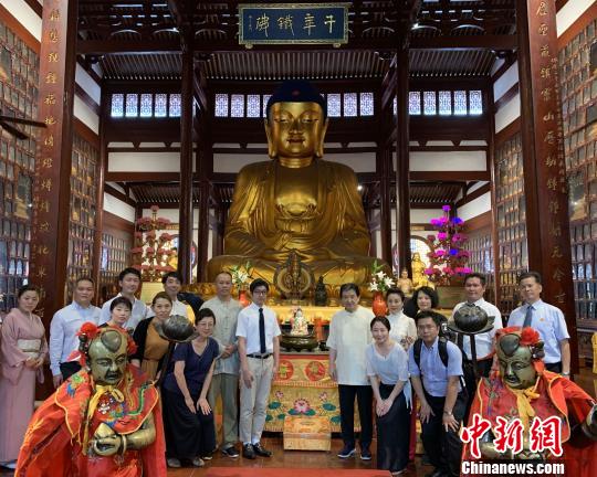 日本參訪團(tuán)赴日本高僧空海入唐之地---福州開元寺交流。圖為鐵佛殿留影。　鄭作民　攝