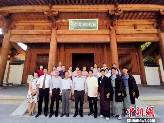 日本參訪團(tuán)參訪黃檗山萬福寺隱元紀(jì)念堂。　鄭作民　攝