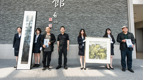 蘇州美術館館長向樂震文、陸春濤頒發收藏證書