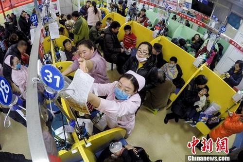 資料圖：患者在醫院就診。中新社記者 韋亮 攝