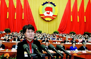 2015年3月11日，全國政協十二屆三次會議舉行第四次全體會議，15位委員圍繞政治建設和統戰政協工作作大會發言。圖為蔡玲在大會上發言。    本報記者  姜貴東  攝