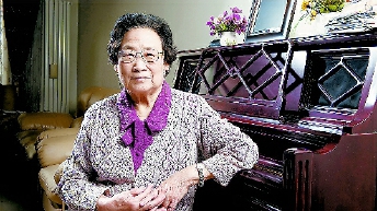 因?yàn)榘l(fā)現(xiàn)了可以有效降低瘧疾患者死亡率的青蒿素，2015年10月，屠呦呦獲得諾貝爾生理學(xué)或醫(yī)學(xué)獎(jiǎng)，成為首獲科學(xué)類諾貝爾獎(jiǎng)的中國(guó)人。