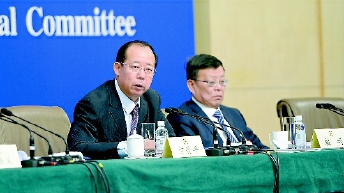 全國政協十二屆二次會議期間，卞晉平等四位政協委員就如何充分發揮人民政協作為協商民主重要渠道作用、健全社會主義協商民主制度回答記者提問。  本報記者  姜貴東  攝