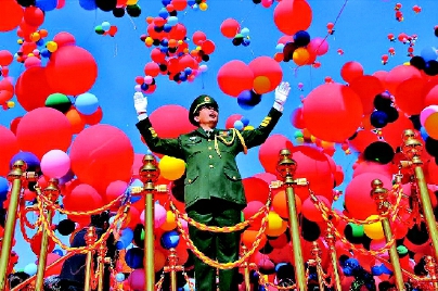 二○○九年國慶,于海在天安門廣場指揮中國人民解放軍聯合軍樂團。 二○○九年國慶,于海在天安門廣場指揮中國人民解放軍聯合軍樂團。
