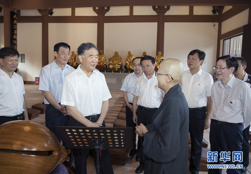 9月9日至10日，中共中央政治局常委、全國政協(xié)主席汪洋在江西調(diào)研宗教工作。這是9月9日，汪洋在宜黃縣曹山寶積寺與僧人交流。新華社記者 王曄 攝