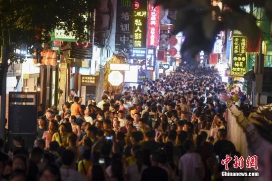 資料圖：湖南長(zhǎng)沙太平老街人山人海，夜經(jīng)濟(jì)火爆。<a target='_blank' href='http://www.chinanews.com/'>中新社</a>記者 楊華峰 攝