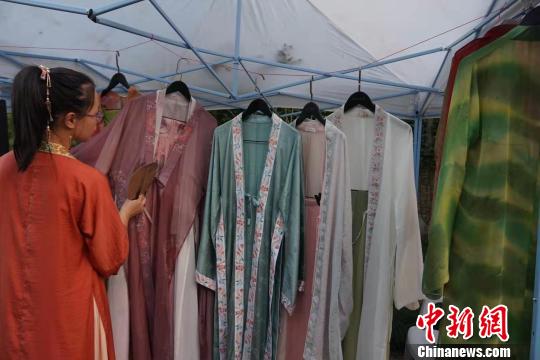 攤位上的漢服展示。　張煜歡 攝