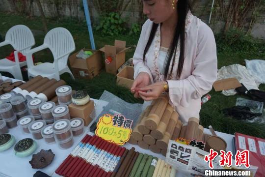 店主展示不同種類的檀香。　張煜歡 攝