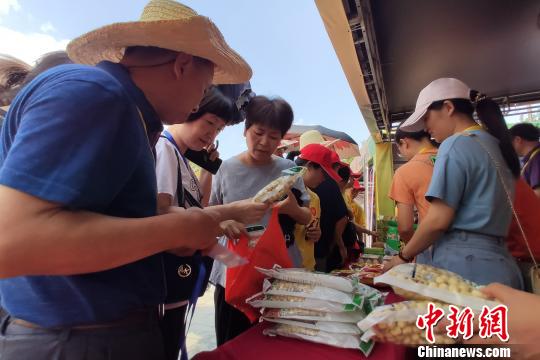 展銷現場。　嚴士冬 攝