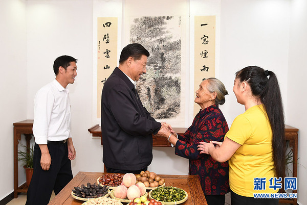 9月16日至18日，中共中央總書記、國(guó)家主席、中央軍委主席習(xí)近平在河南考察。這是16日下午，習(xí)近平在信陽市新縣田鋪鄉(xiāng)田鋪大塆“老家寒舍”民宿店，同店主一家親切交談。 新華社記者 謝環(huán)馳 攝
