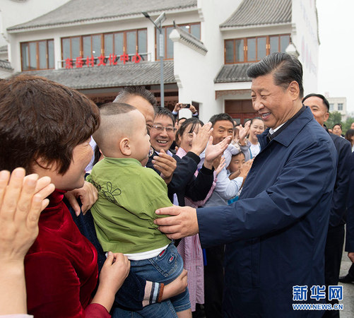 9月16日至18日，中共中央總書記、國家主席、中央軍委主席習(xí)近平在河南考察。這是17日上午，習(xí)近平在信陽市光山縣文殊鄉(xiāng)東岳村同鄉(xiāng)親們親切交流，祝愿鄉(xiāng)親們生活芝麻開花節(jié)節(jié)高。 新華社記者 謝環(huán)馳 攝
