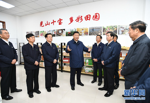 9月16日至18日，中共中央總書記、國家主席、中央軍委主席習近平在河南考察。這是17日上午，習近平在信陽市光山縣文殊鄉東岳村文化接待中心，了解光山縣脫貧工作和中辦在光山縣扶貧工作情況。 新華社記者 謝環馳 攝