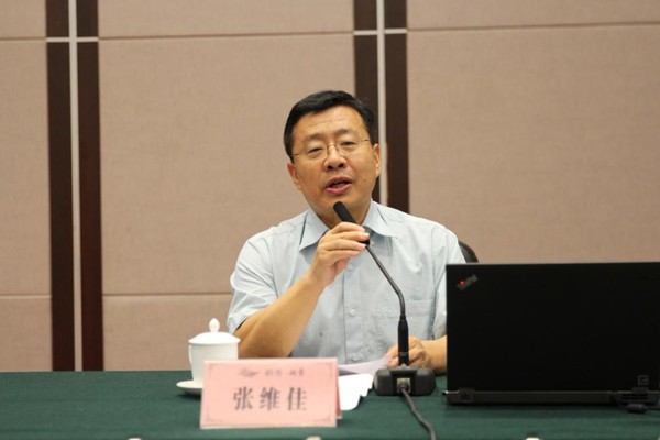 民盟中央委員、民盟海淀區(qū)委主委張維佳帶領(lǐng)大家學(xué)習(xí)了《民盟中央關(guān)于開展“不忘合作初心，繼續(xù)攜手前進”主題教育活動的決定》、《民盟北京市委關(guān)于進一步加強思想政治建設(shè)和宣傳工作的意見》等文件精神，提出了“創(chuàng)新形式，加強理論學(xué)習(xí)。海盟攝影