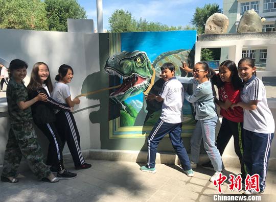 學(xué)生們與恐龍3D彩繪化開心合影。　周國福 攝