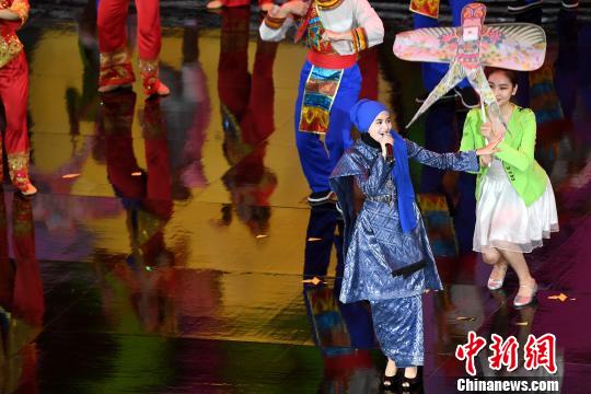 圖為馬來裔新生代歌手瑪莎演唱馬來西亞傳統(tǒng)歌謠《月亮風(fēng)箏》?！∮峋?攝