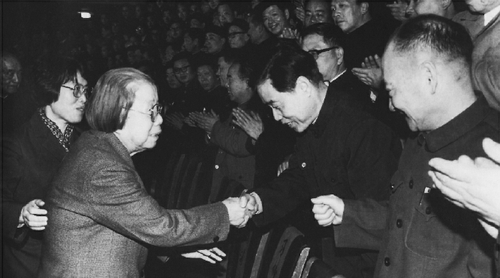 一九八六年二月二十日至二十八日，全國政協(xié)召開地方政協(xié)工作座談會(huì)。圖為鄧穎超主席接見出席會(huì)議的政協(xié)負(fù)責(zé)同志。