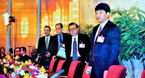 二○○○年三月七日，全國政協九屆三次會議舉行記者招待會，朱培康、韓應選、陳宗興、劉永好四位委員就西部大開發問題答記者問。    本報記者  姜貴東  攝