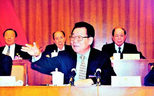 二○○○年六月，政協(xié)第九屆全國(guó)委員會(huì)召開(kāi)第十四次常委會(huì)議。    俞寧  攝