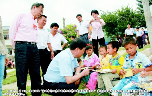 2014年6月9日，全國政協“推進農村義務教育學生營養改善計劃貫徹實施”委員視察團在云南視察。圖為委員實地察看孩子們的營養餐情況。  本報記者 廉維亮 攝