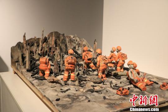 9月20日，第十三屆全國美術作品展覽陶藝作品展作品《逆行者》。　李韻涵 攝