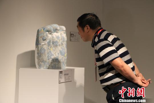 9月20日，第十三屆全國美術作品展覽陶藝作品展作品吸引觀者駐足觀賞。　李韻涵 攝