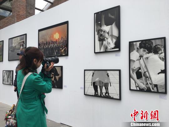 他帶來的展覽名為《前蘇聯經典影像以及俄羅斯報道攝影》，集中了百余幅其最具代表性的攝影作品。　高雨晴 攝